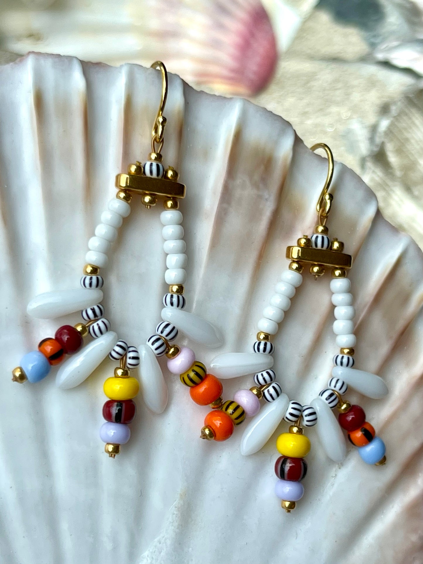 Hvid og multifarvet ørering med store og små seed beads i