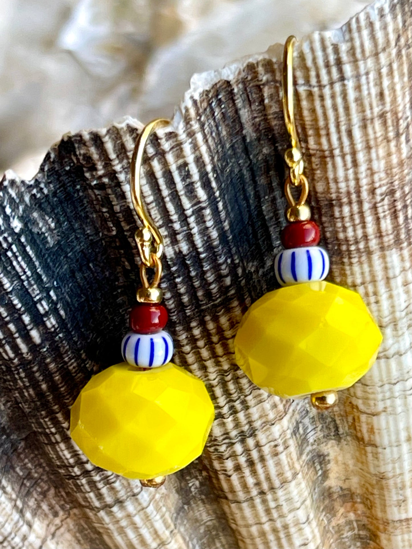 Ørering med gul glas perle