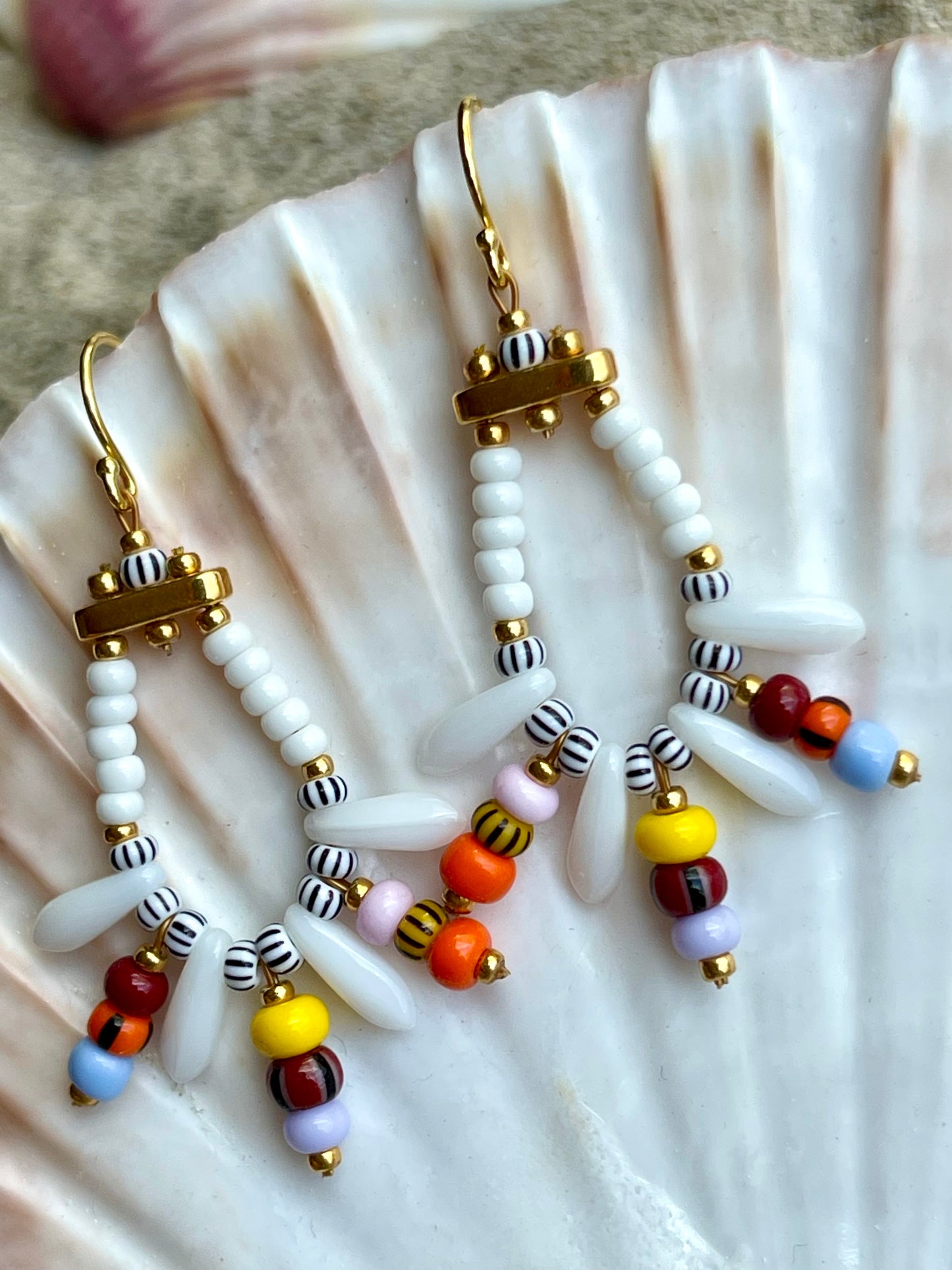 Hvid og multifarvet ørering med store og små seed beads i
