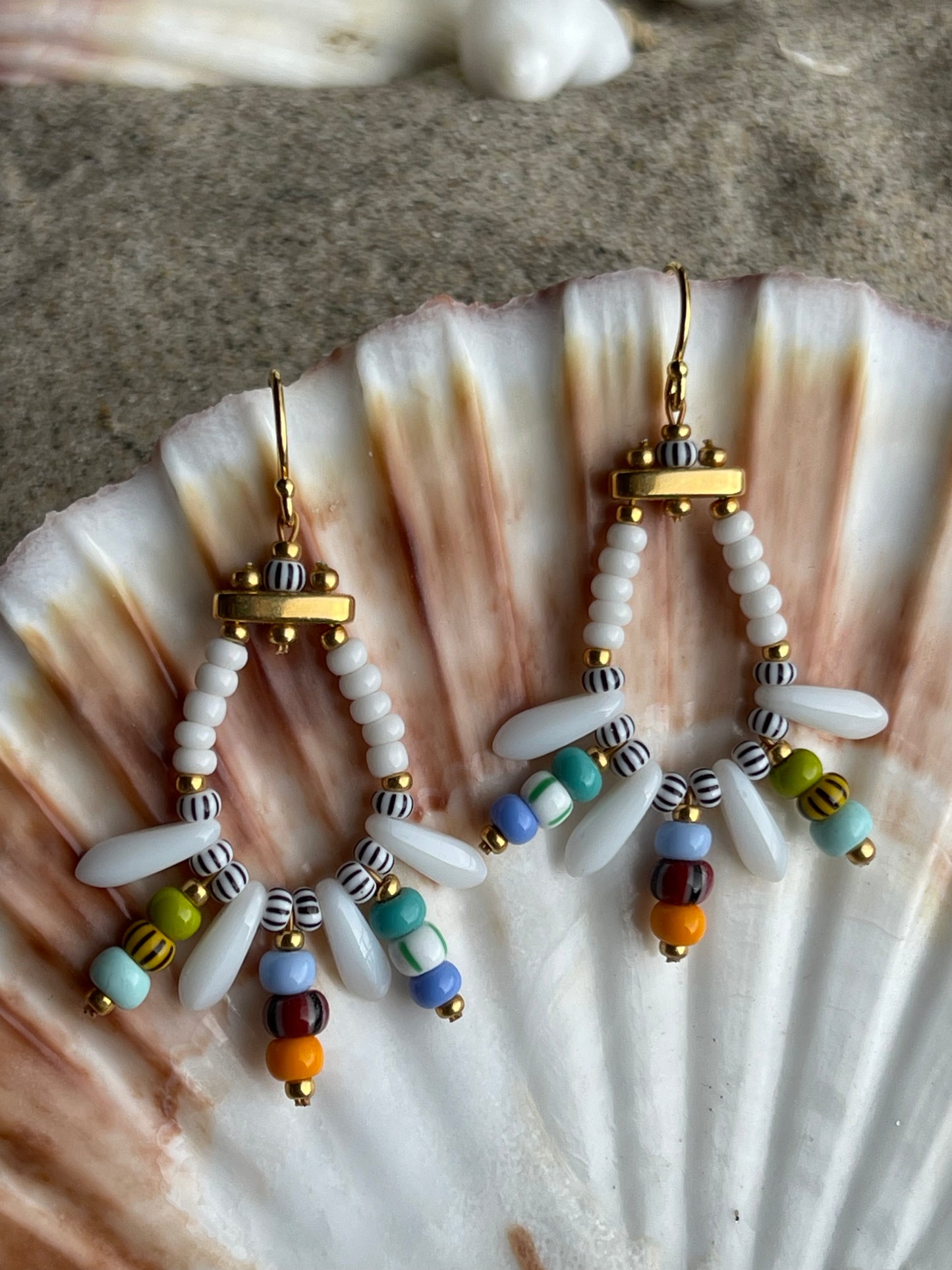 Hvid og multifarvet ørering med store og små seed beads i