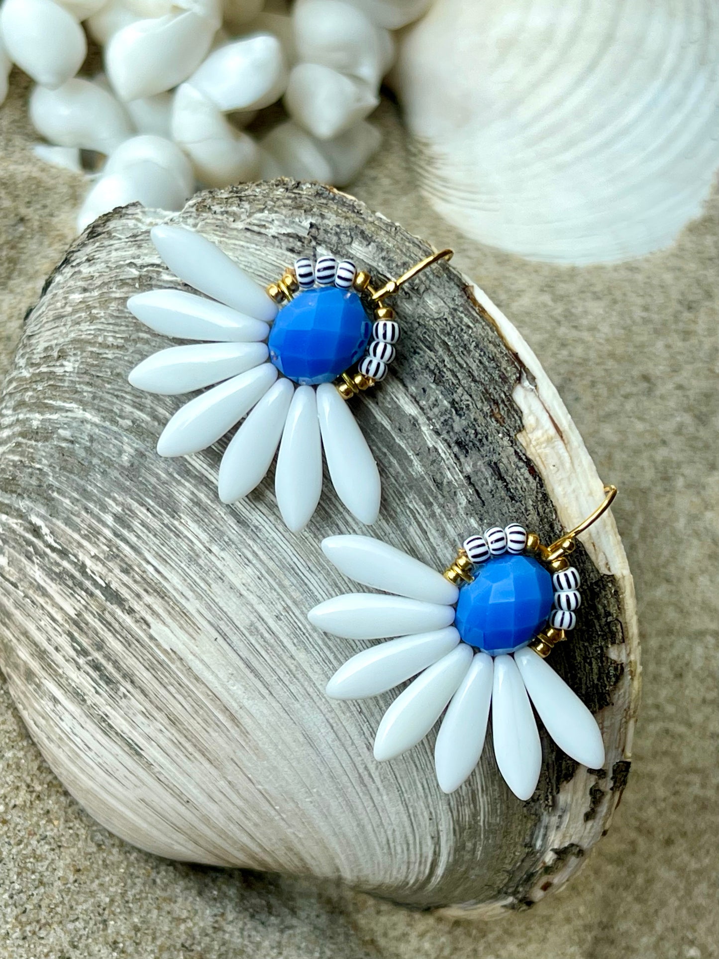 Stor blomster ørering med blå glasperle