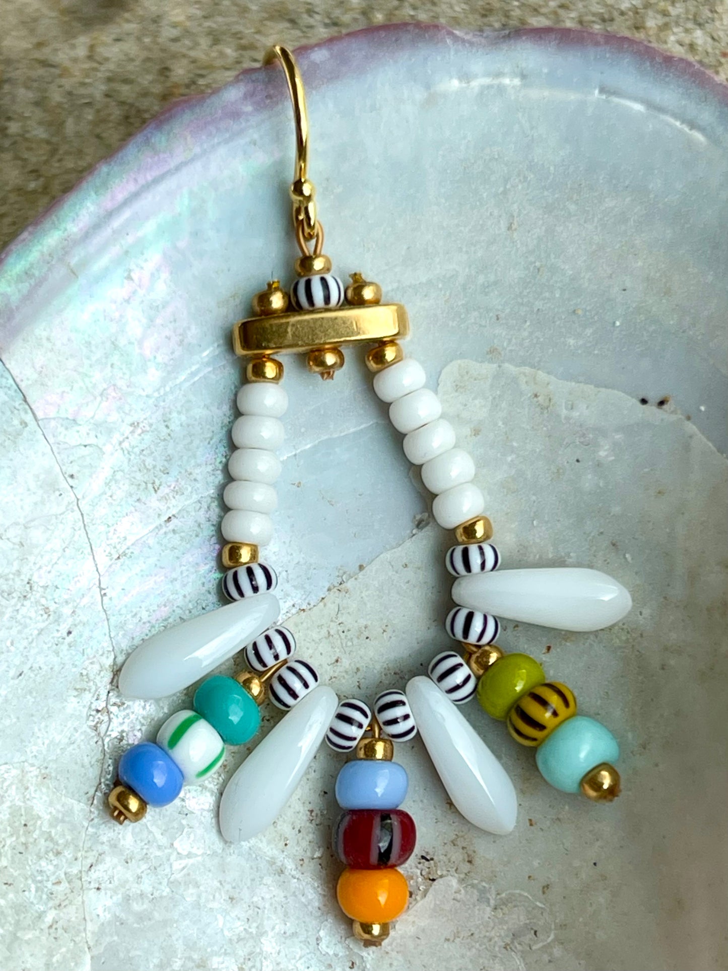 Hvid og multifarvet ørering med store og små seed beads i