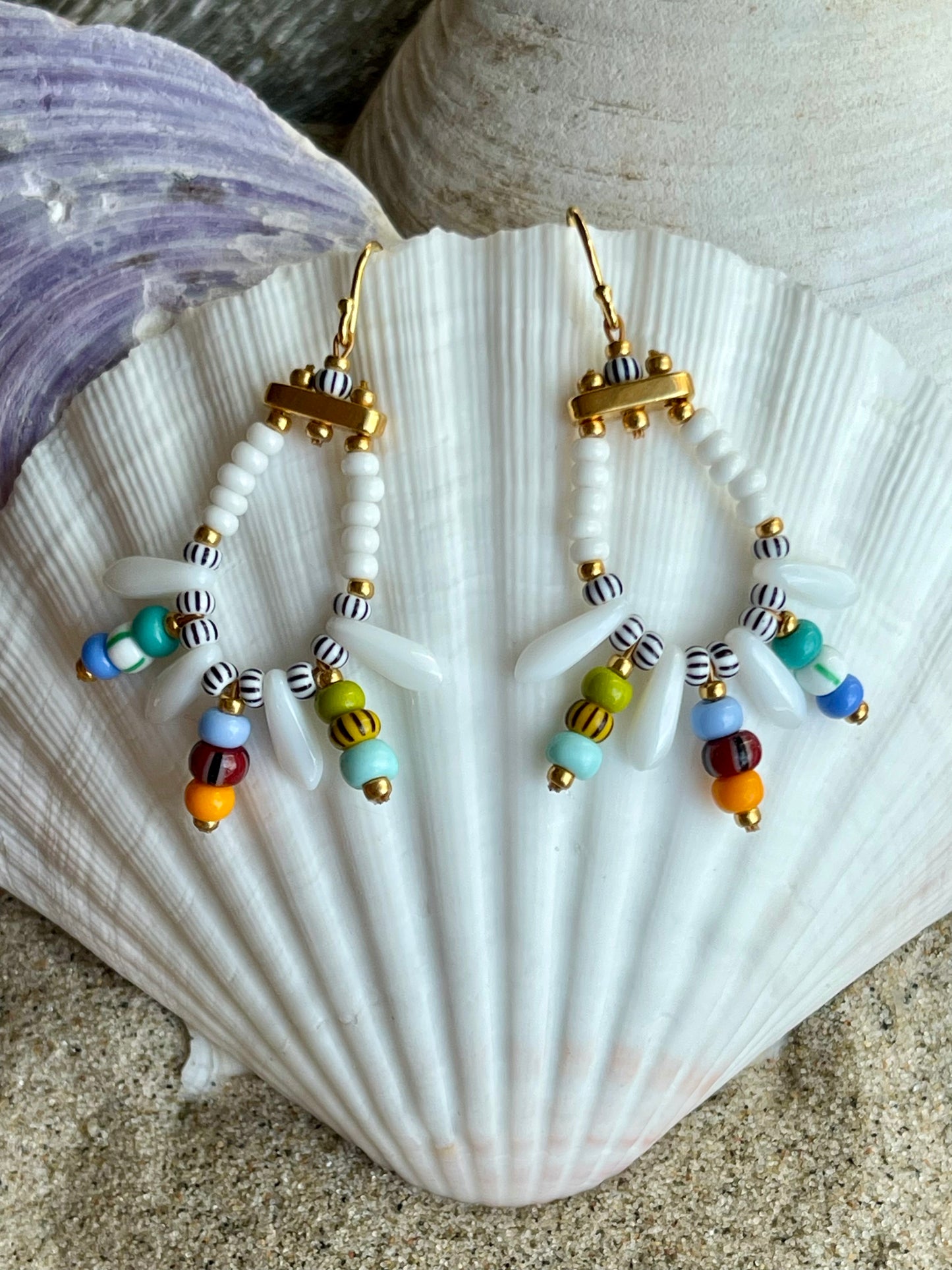 Hvid og multifarvet ørering med store og små seed beads i