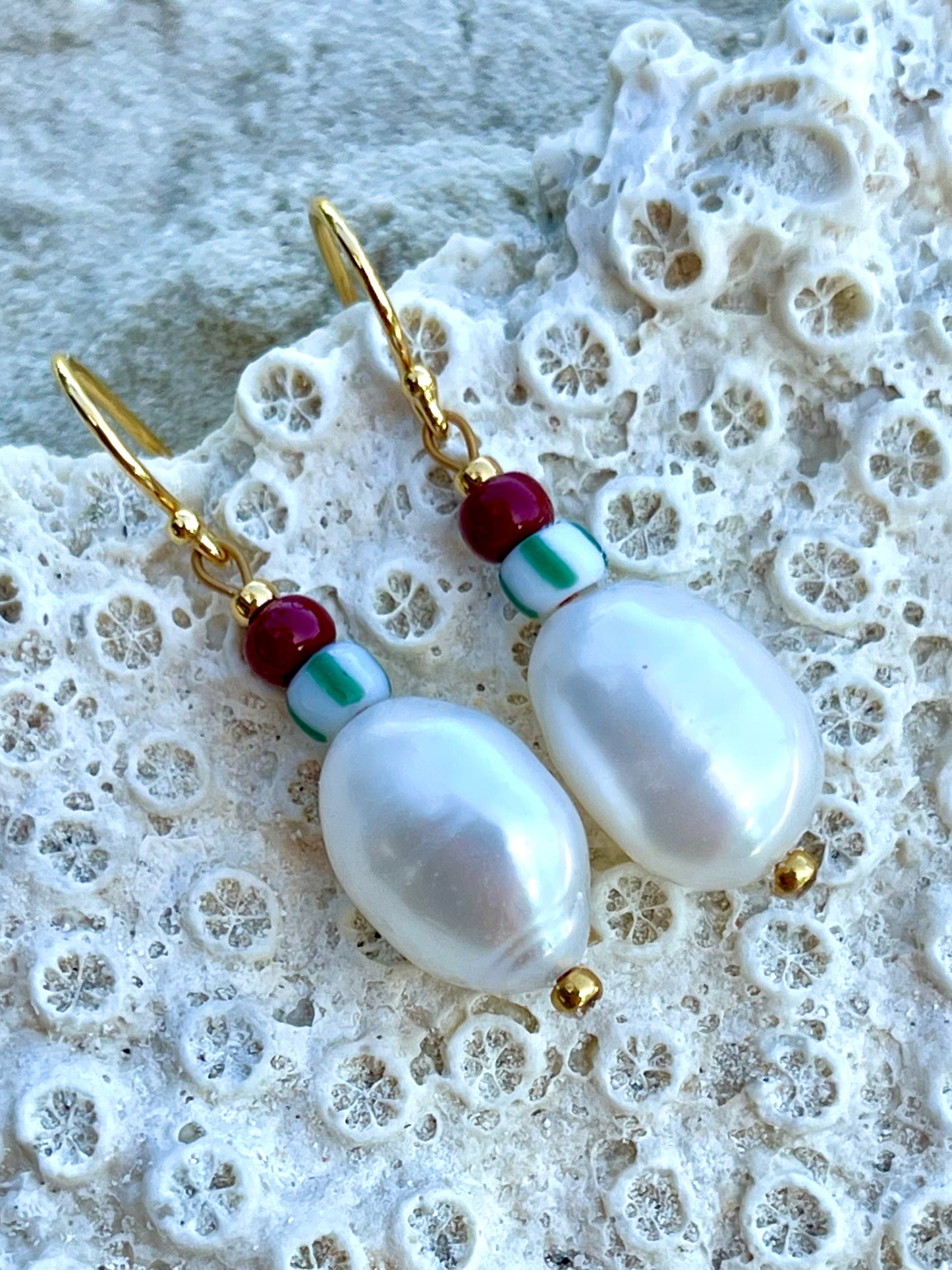 Ørering med stor ferskvandsperle og grønstribet seed bead.