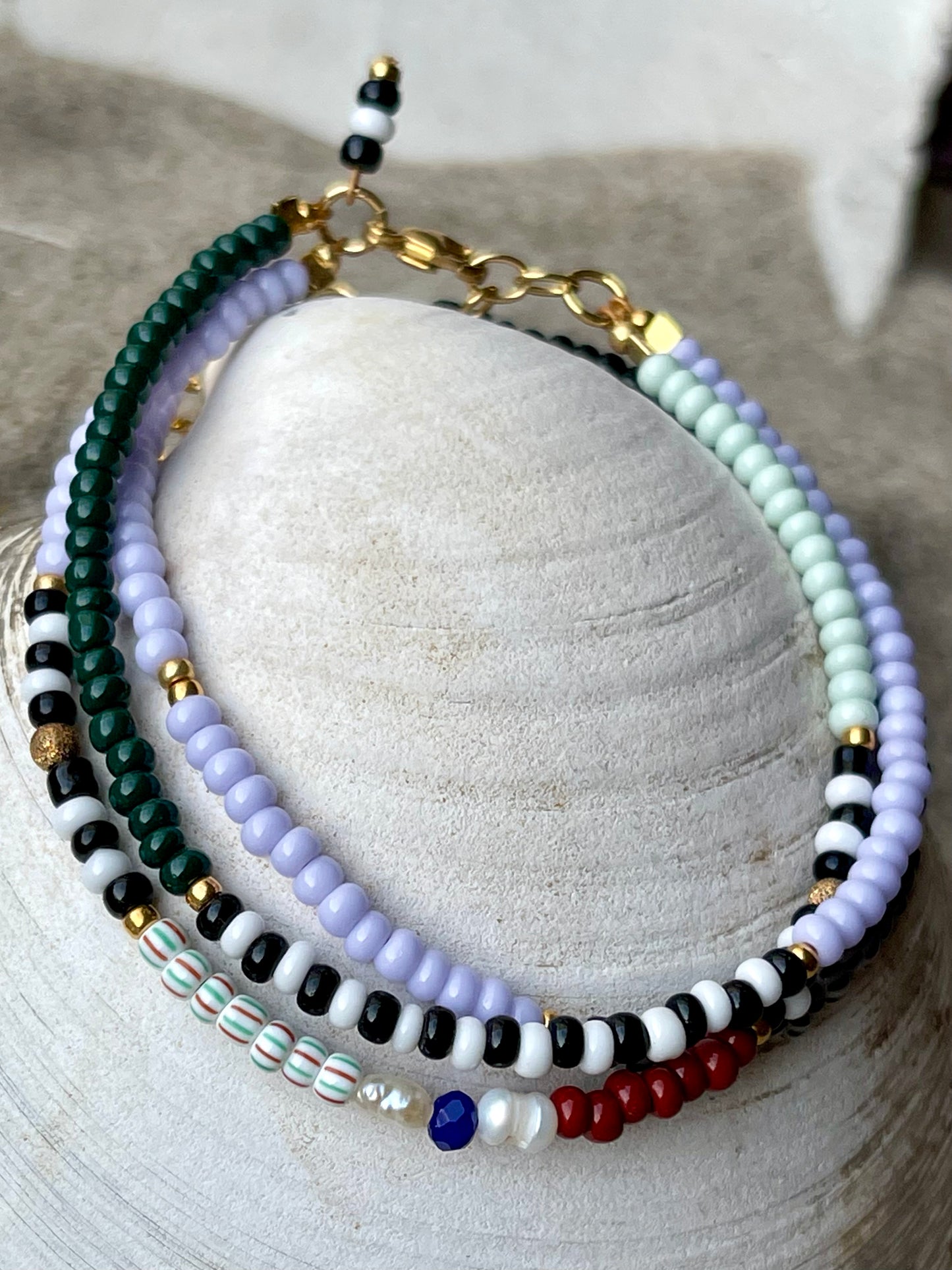 Armbånd med lys lilla og grønne seed beads