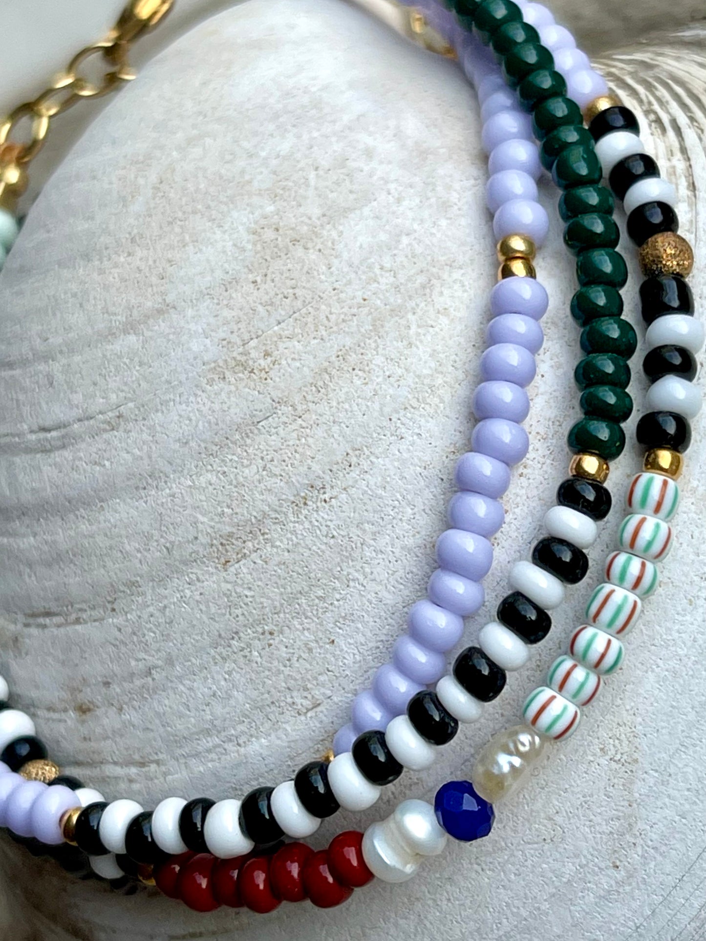 Armbånd med lys lilla og grønne seed beads