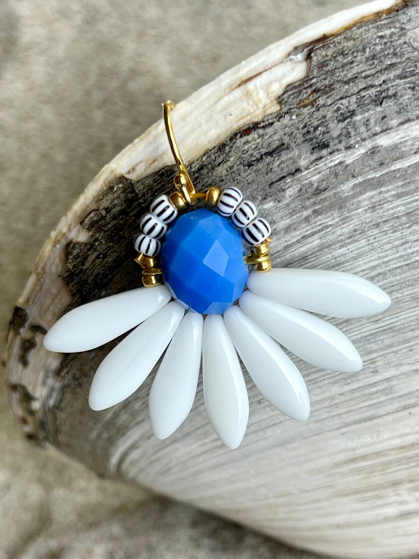 Stor blomster ørering med blå glasperle