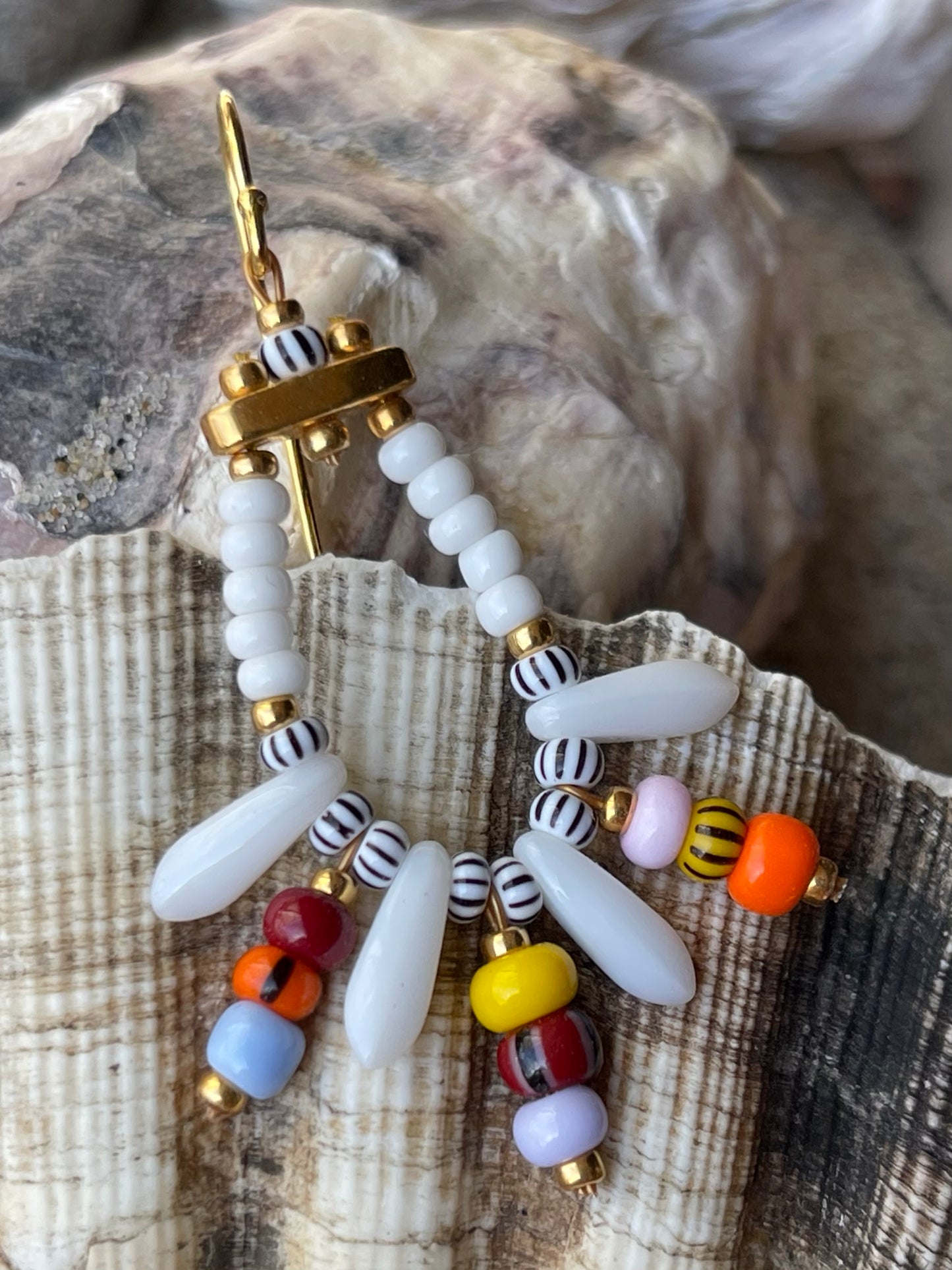 Hvid og multifarvet ørering med store og små seed beads i