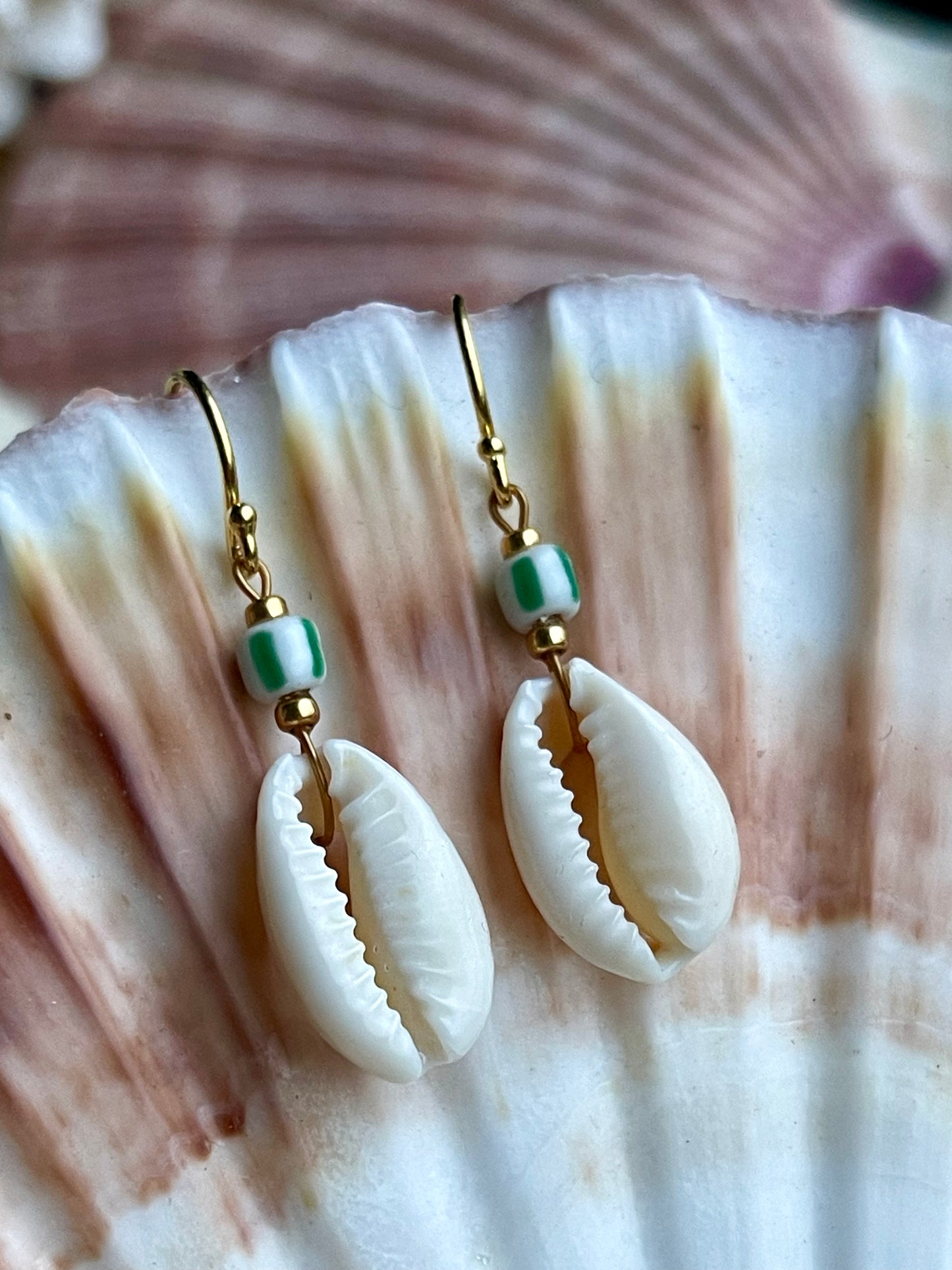 Delikat ørering med Cowrie Shell bead