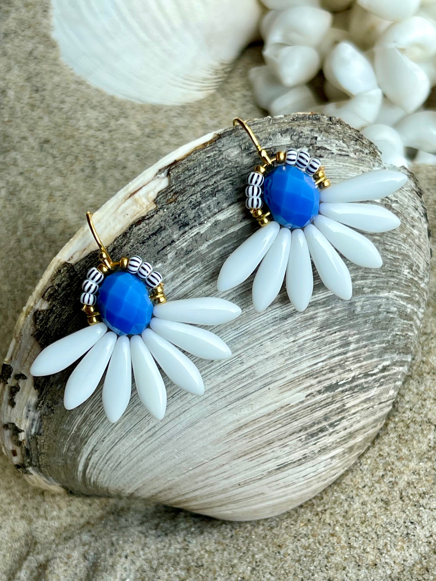 Stor blomster ørering med blå glasperle