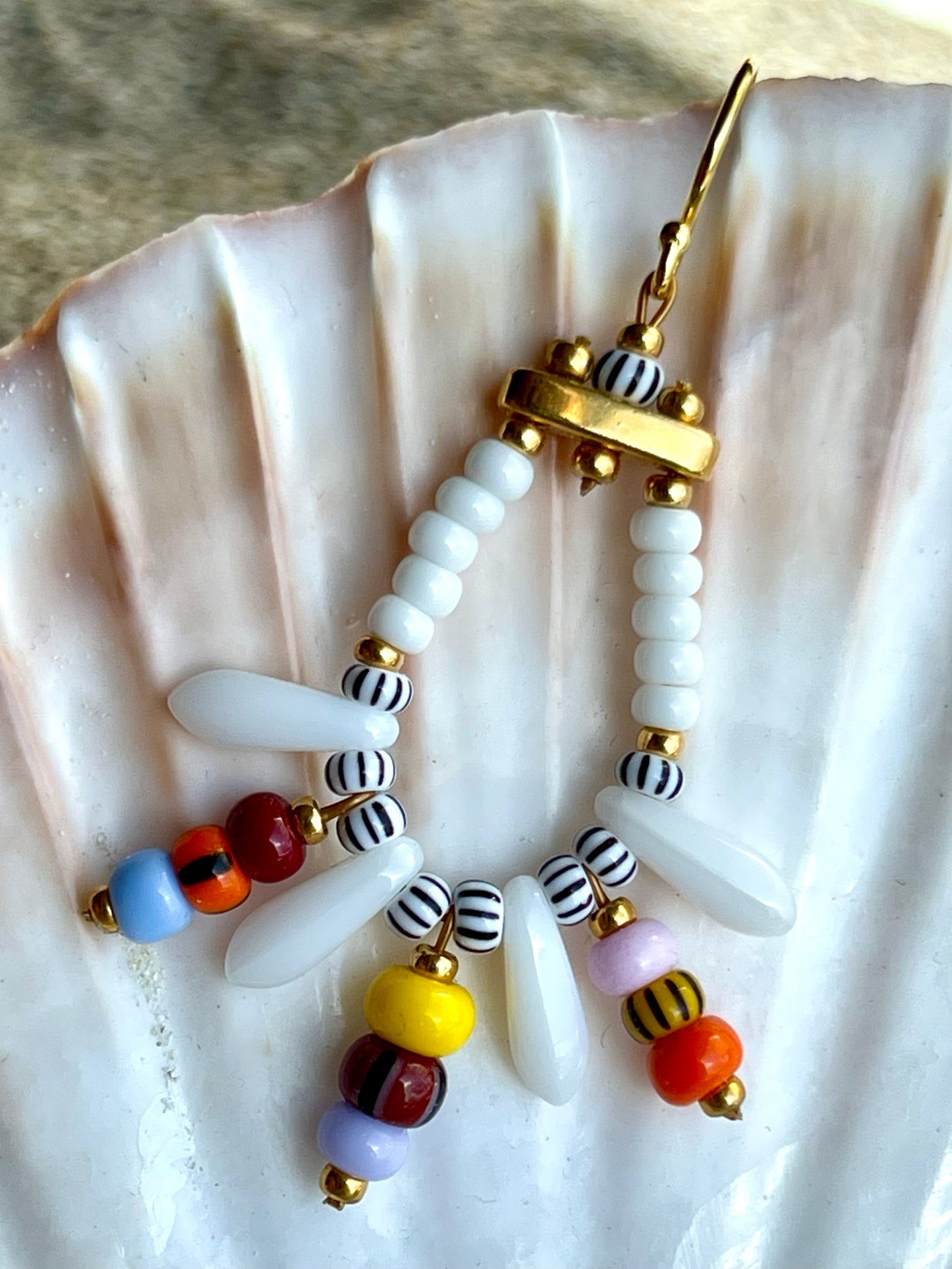 Hvid og multifarvet ørering med store og små seed beads i