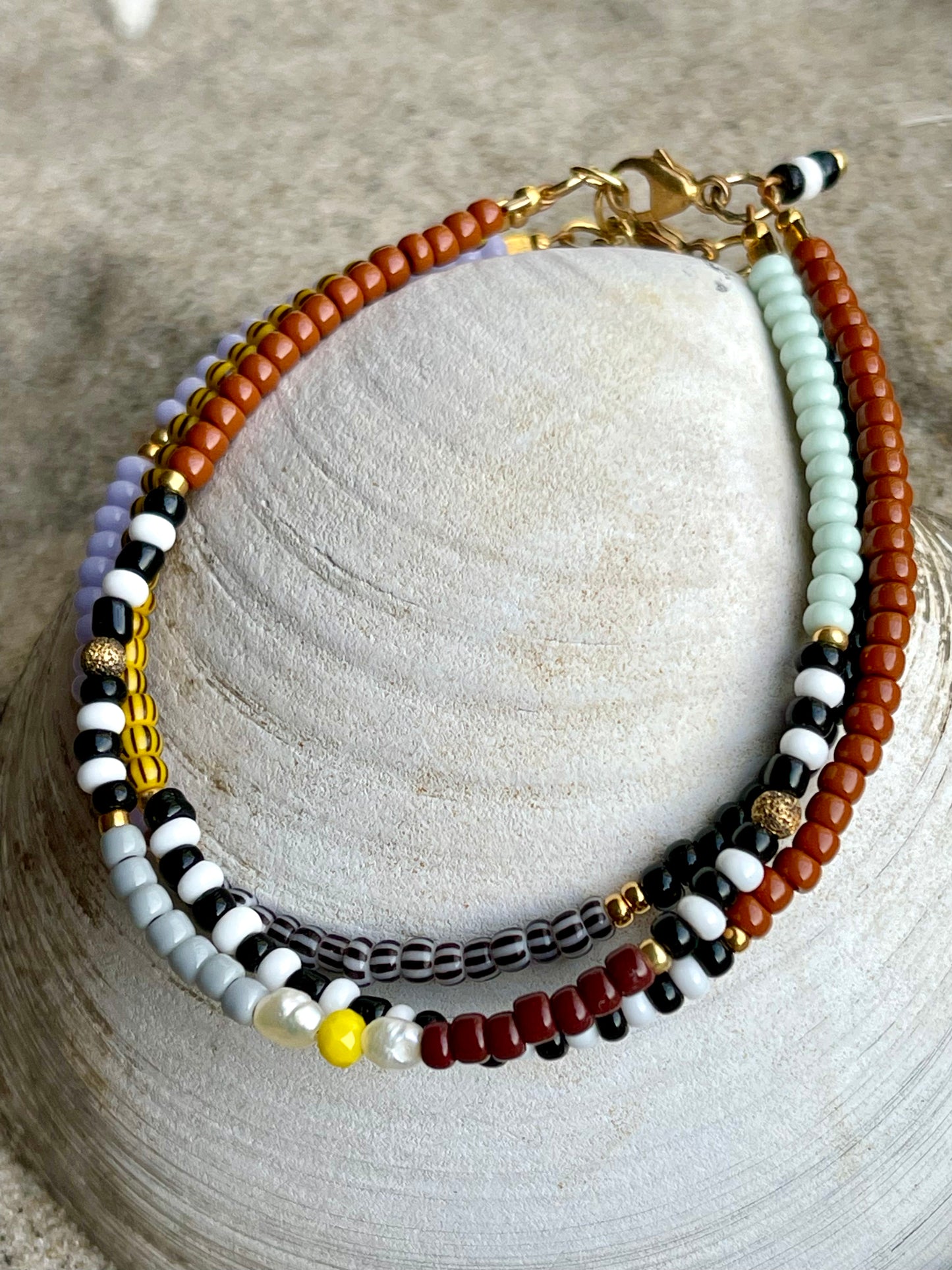 Armbånd med brun, grøn og lilla seed beads