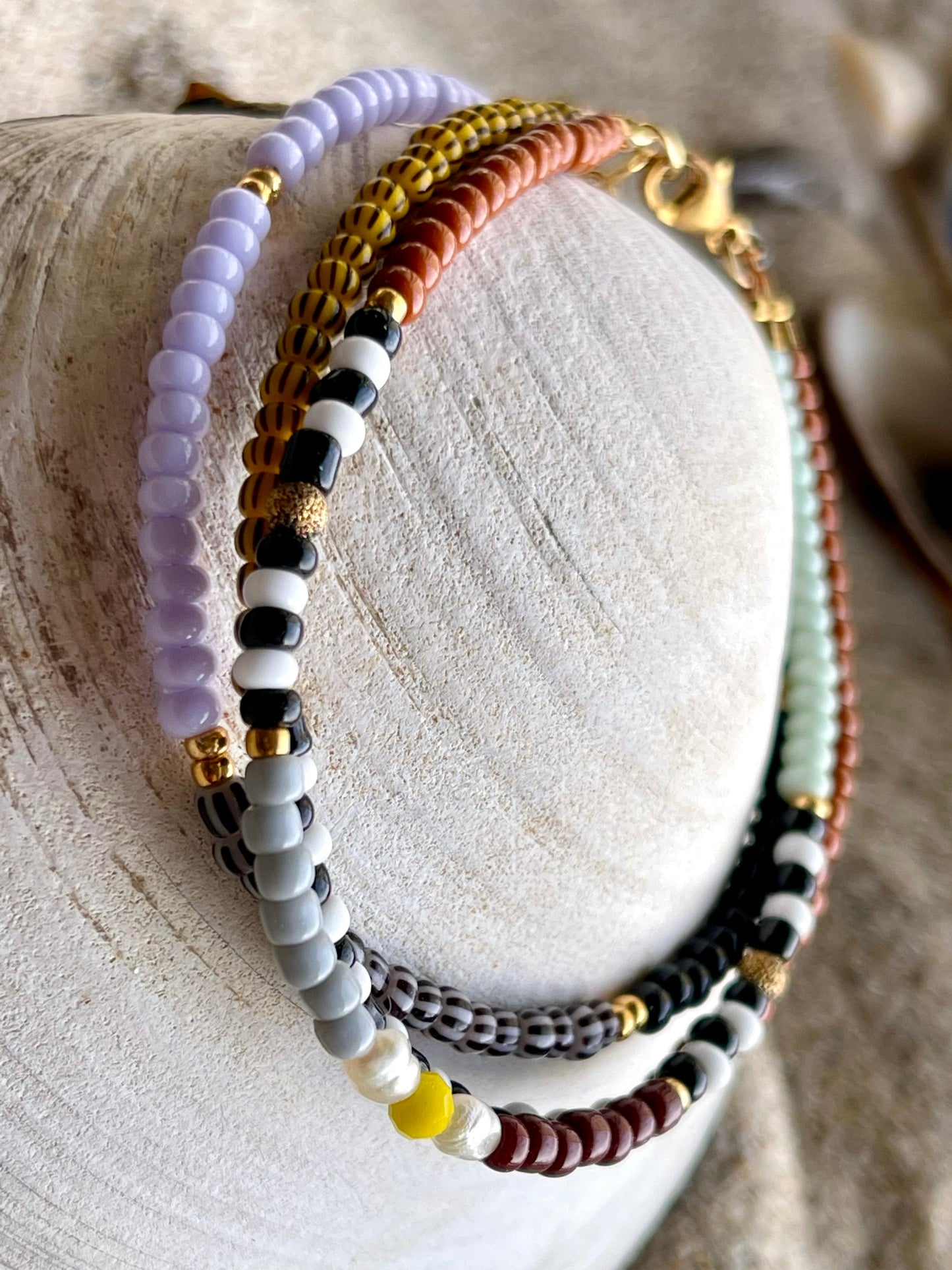 Armbånd med brun, grøn og lilla seed beads