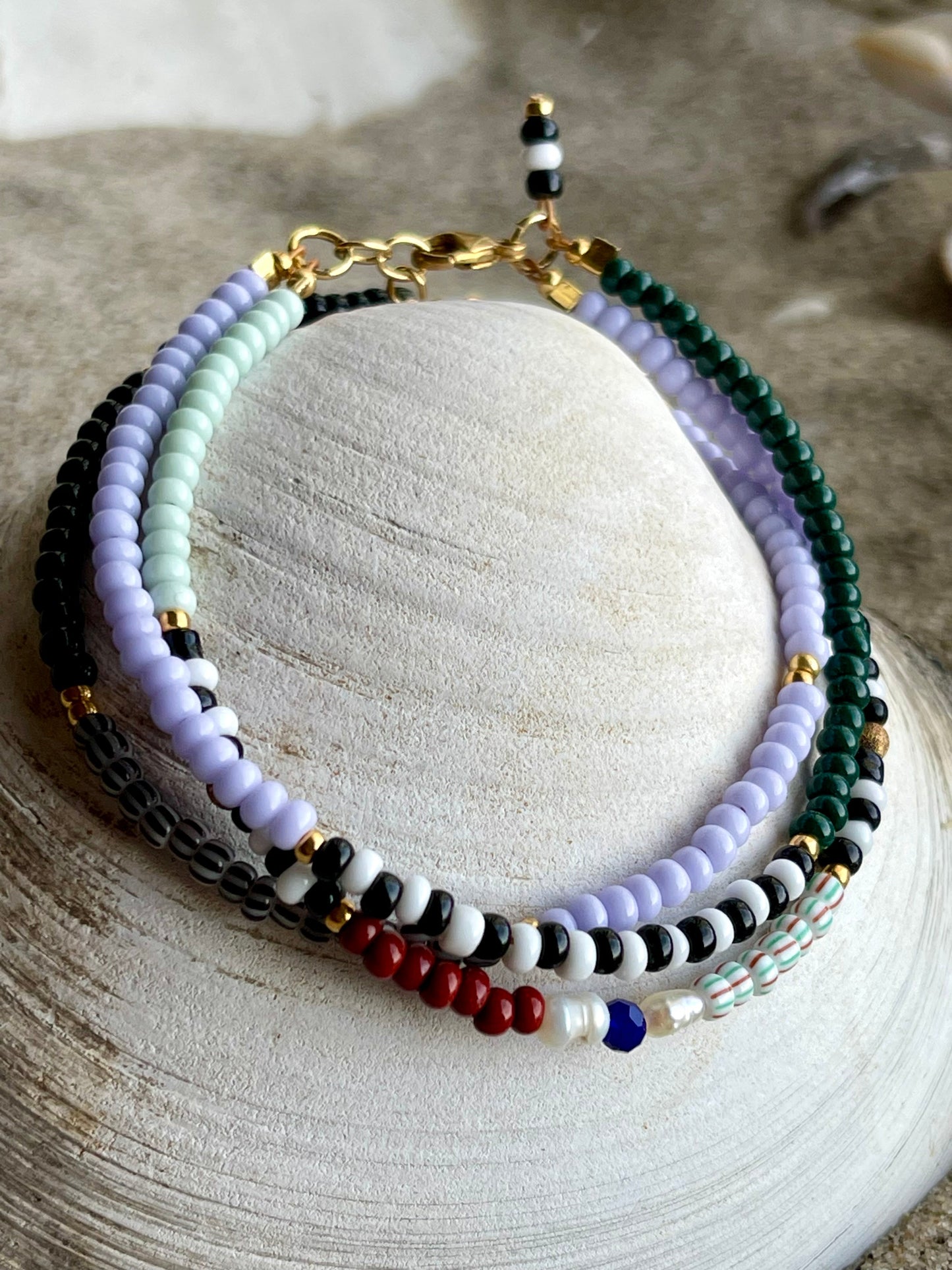 Armbånd med lys lilla og grønne seed beads