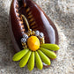 Mini blomsterørering med lime grønne dråbe glasperler og flot mangofarvet glasperle