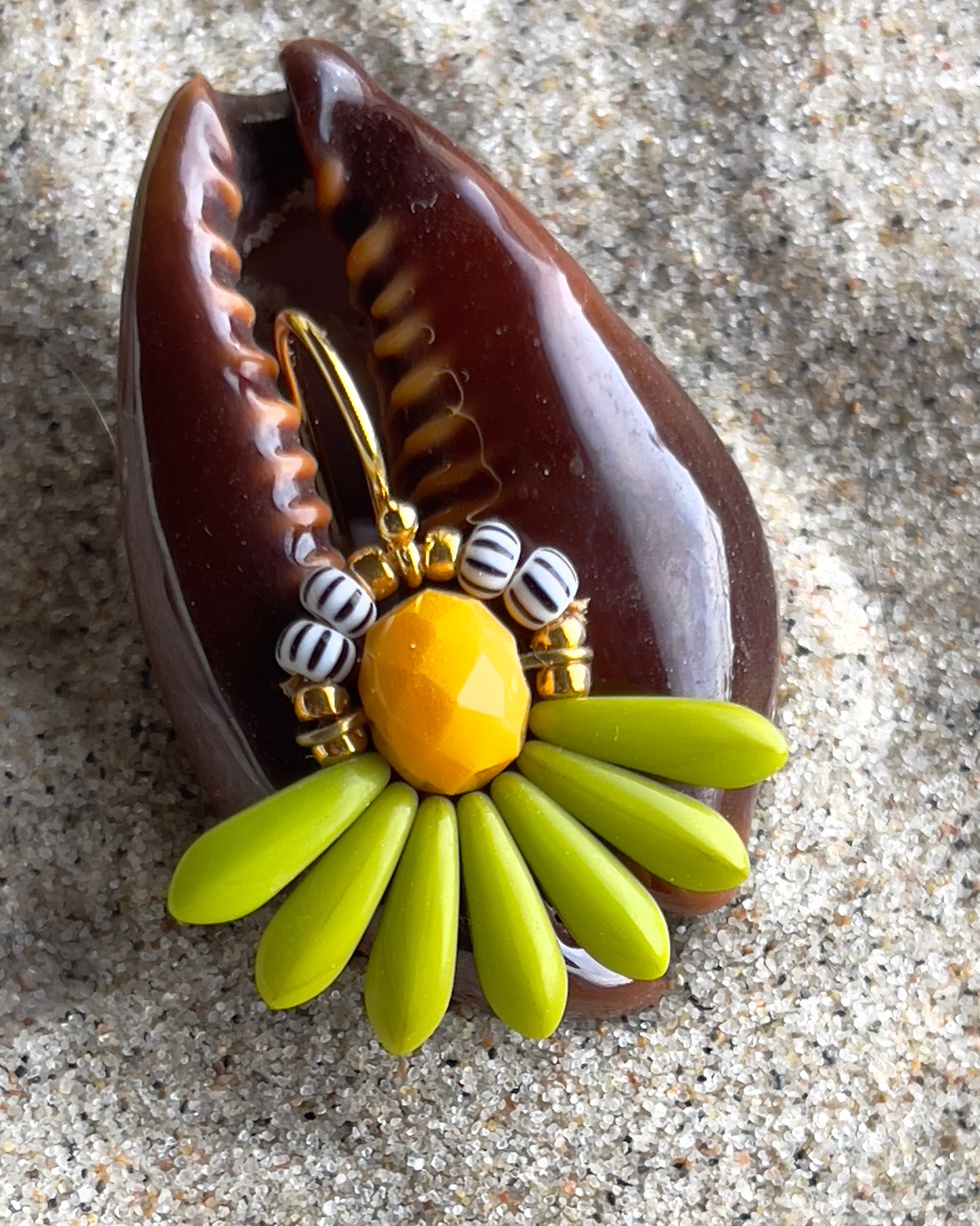 Mini blomsterørering med lime grønne dråbe glasperler og flot mangofarvet glasperle