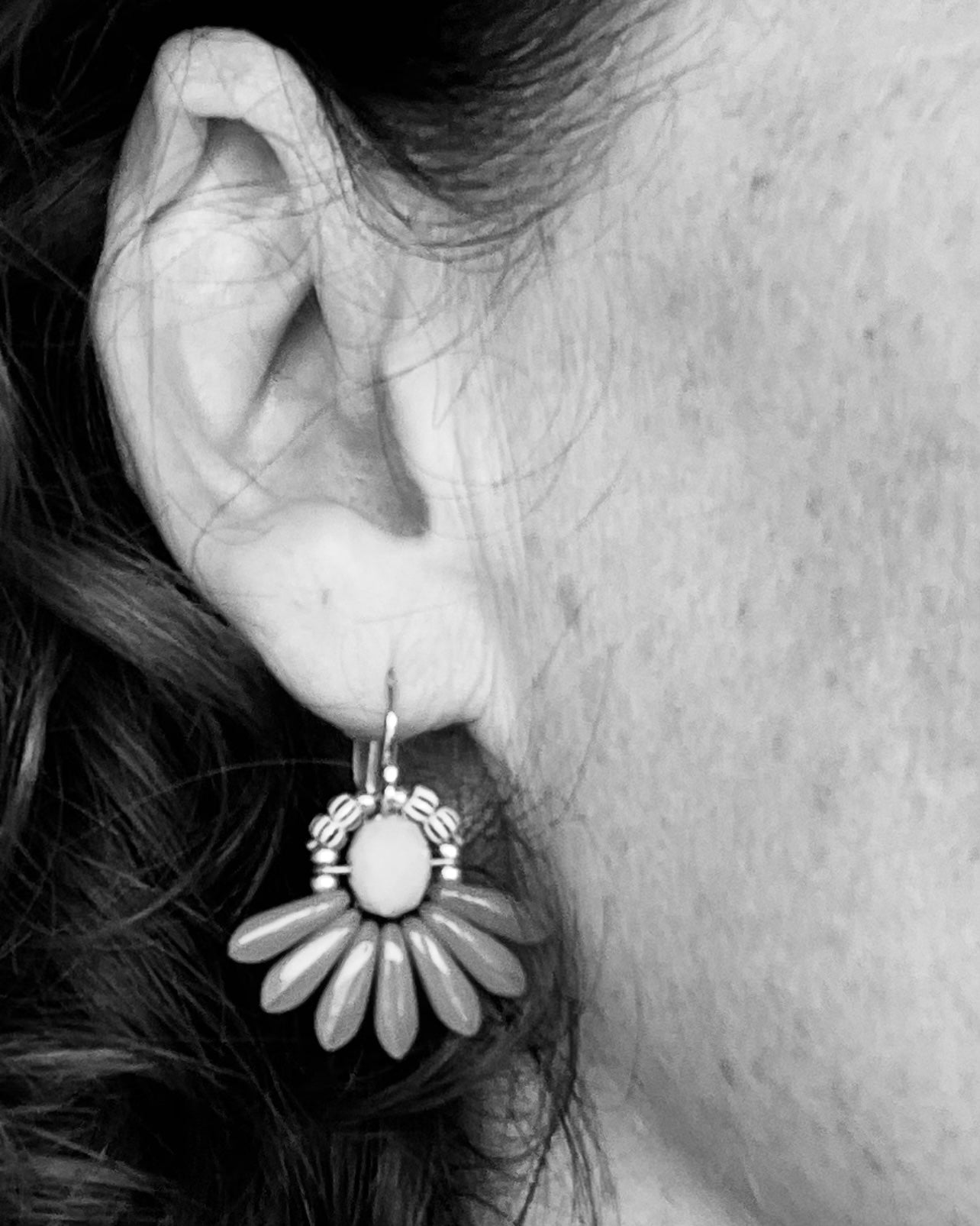 Mini blomsterørering med lyseblå dråbe glasperler og lille gul glasperle