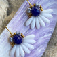Mini blomsterørering med hvide dråbe glasperler og mørkeblå perle
