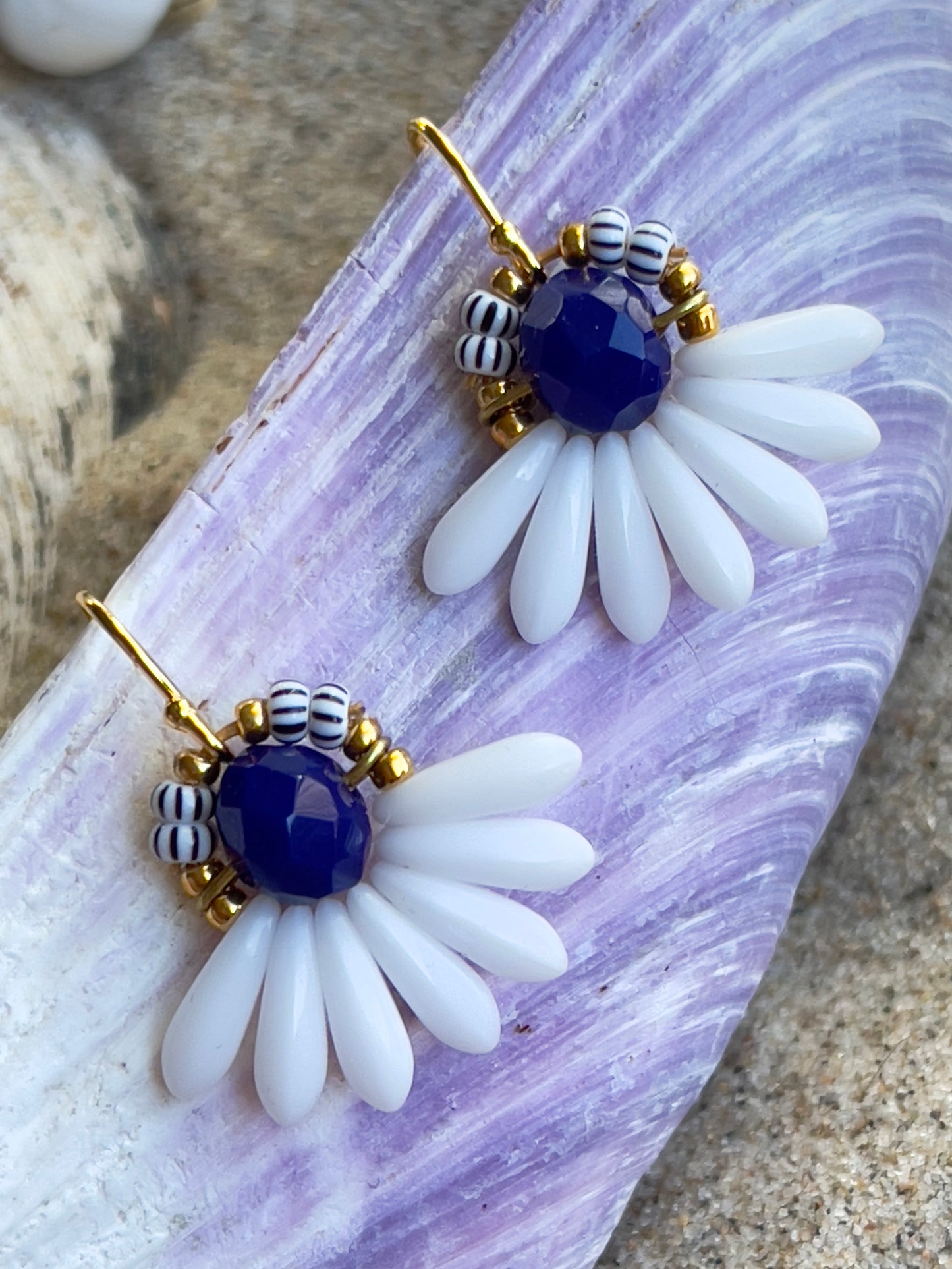 Mini blomsterørering med hvide dråbe glasperler og mørkeblå perle
