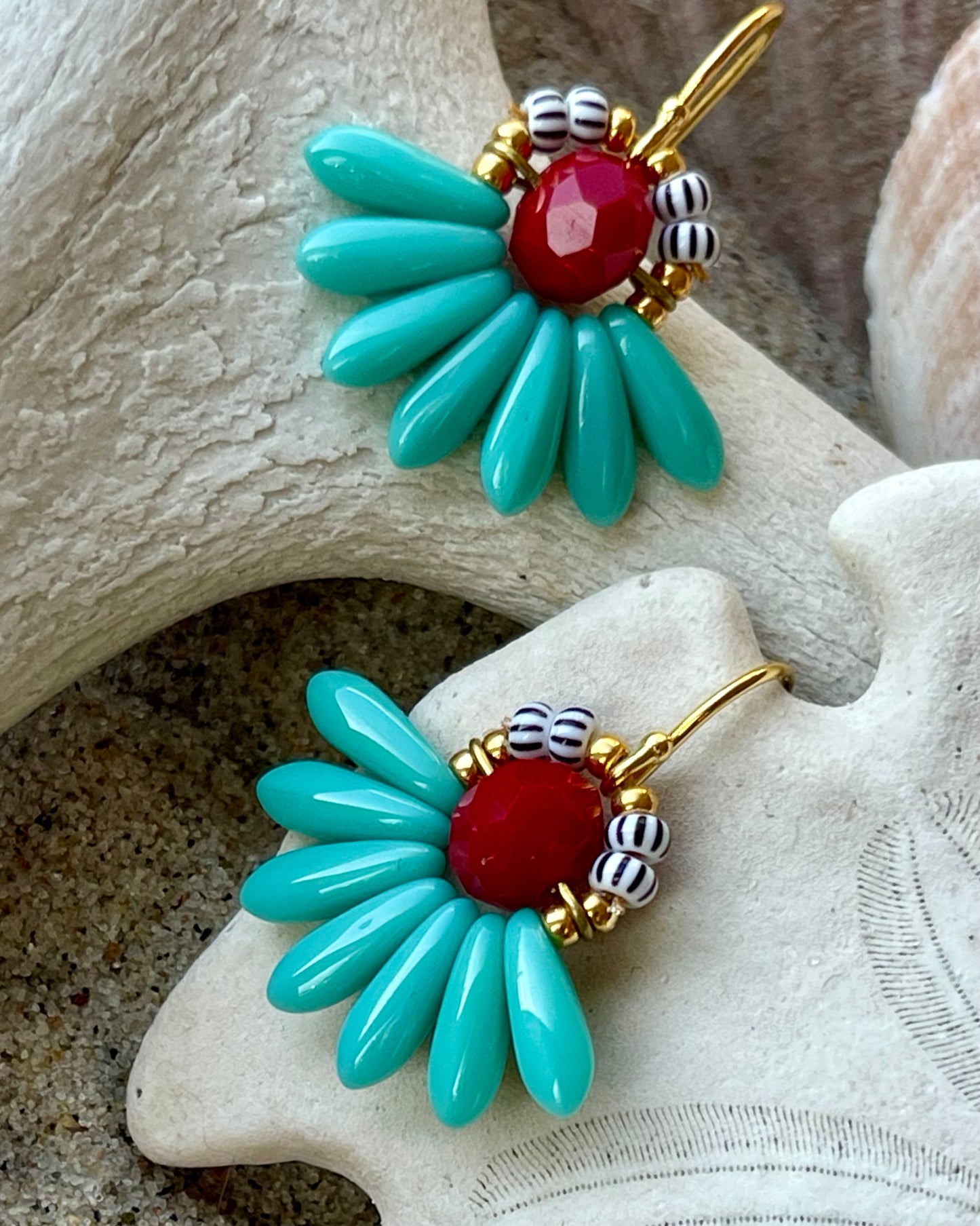 Mini blomsterørering med turkisblå dråbe glasperler og mørkerød glasperle