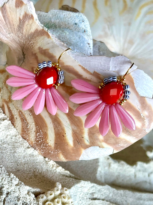 Stor blomster ørering med rød glasperle og sjældne rosa glasperler