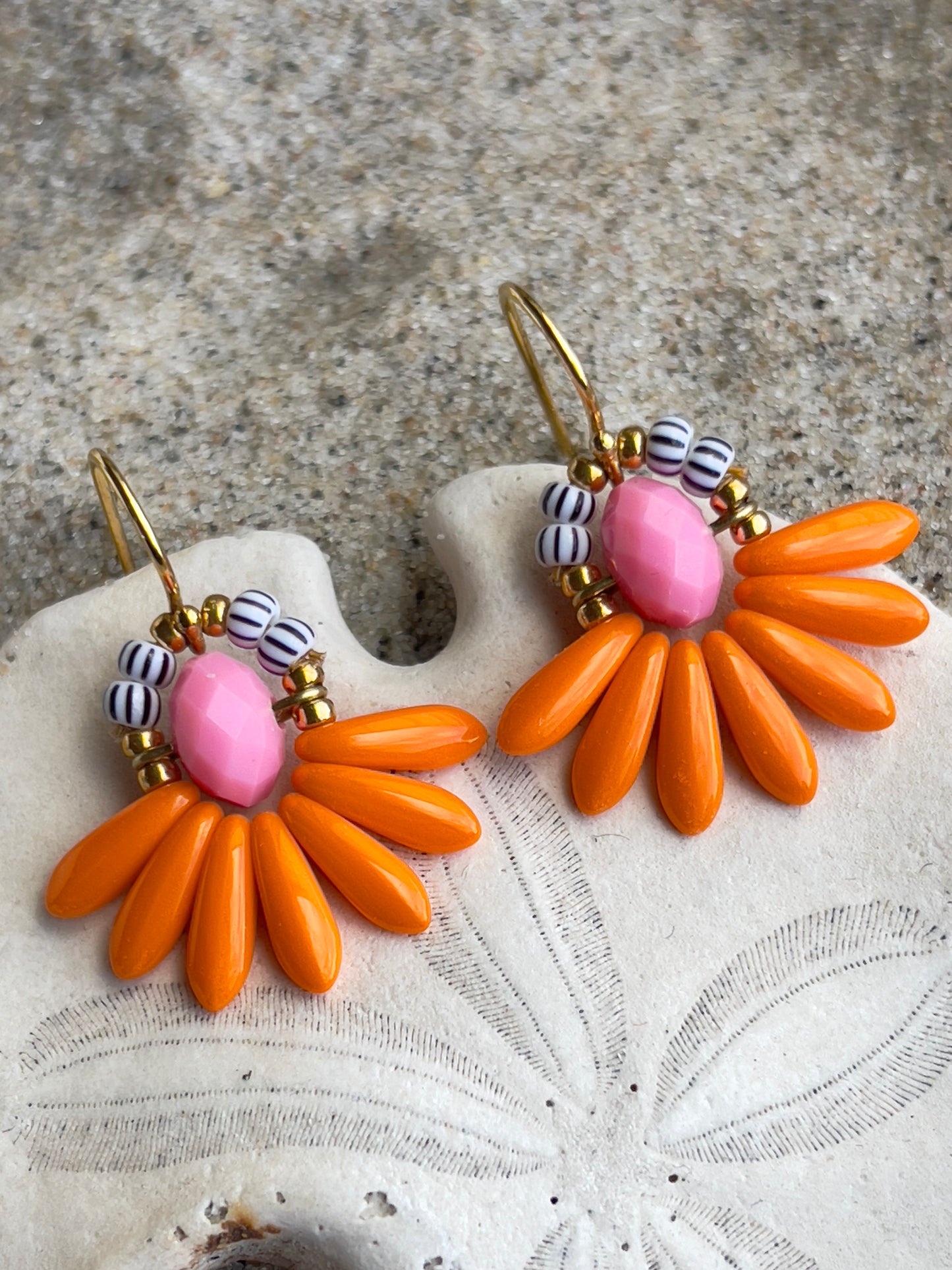 Mini blomsterørering med orange dråbe glasperler og lille lyserød perle
