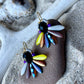 Multi farvet blomsterørering i grå, lilla, gule og brune nuancer med sort glasperle i midten