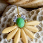 Stor blomster ørering med kremgule blade og grøn glasperle i midten