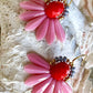 Stor blomster ørering med rød glasperle og sjældne rosa glasperler