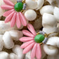 Stor blomster ørering med grøn glasperle og sjældne rosa glasperler