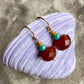 Ørering med flot stor brun glasperle, lille grøn glasperle og seed beads