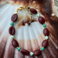 Kaffebønne-armbånd lavet med smukke brune glasperler, kombineret med seed beads og små glasperler i lækre grønne nuancer, der giver et naturligt og elegant look.