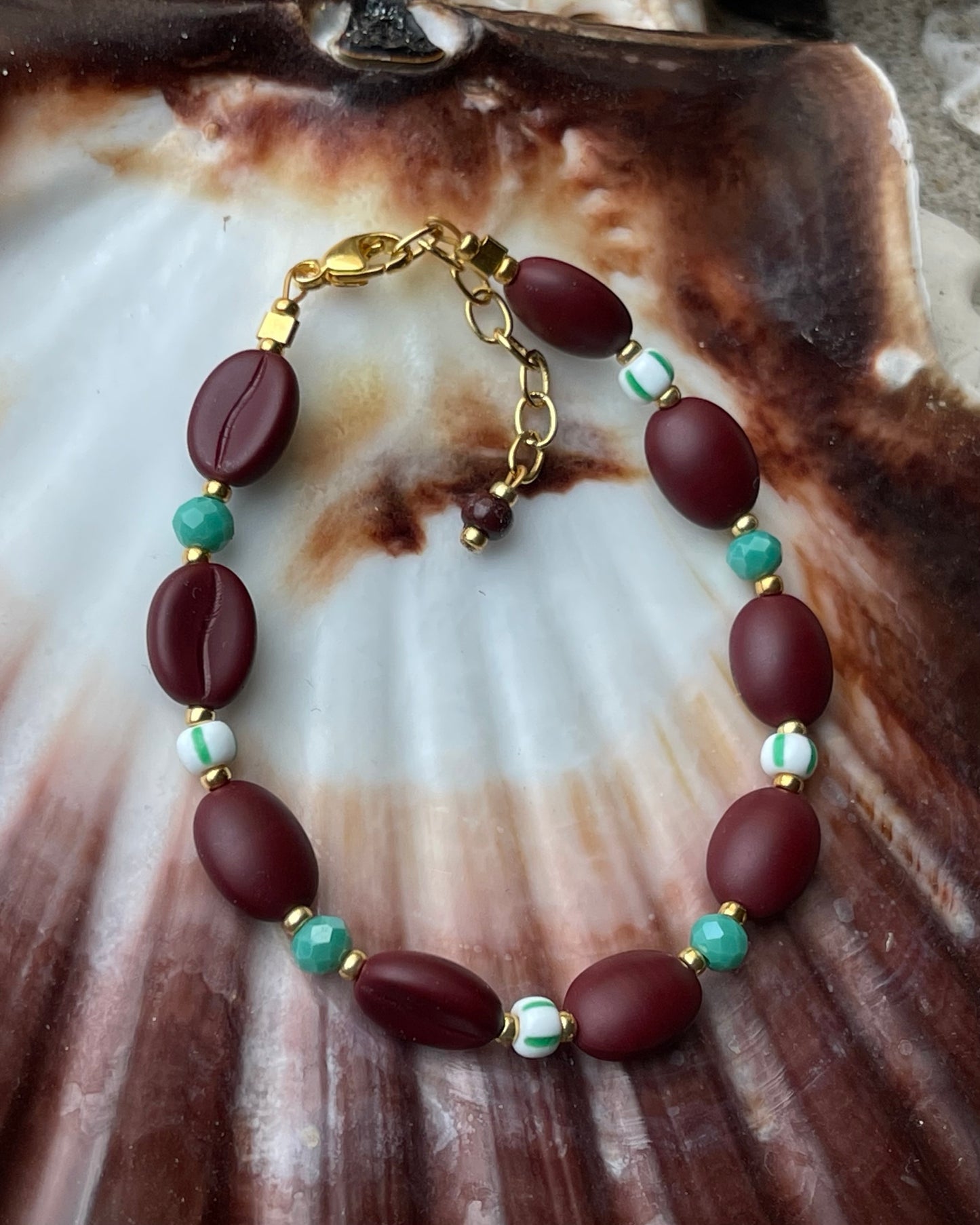 Kaffebønne-armbånd lavet med smukke brune glasperler, kombineret med seed beads og små glasperler i lækre grønne nuancer, der giver et naturligt og elegant look.