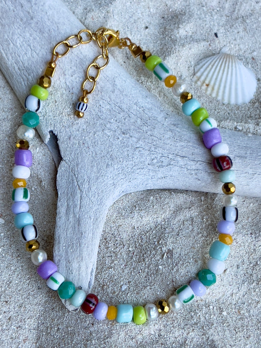 Armbånd med store Seed Beads i lækre lilla og grønne nuancer og med små ferskvandsperler