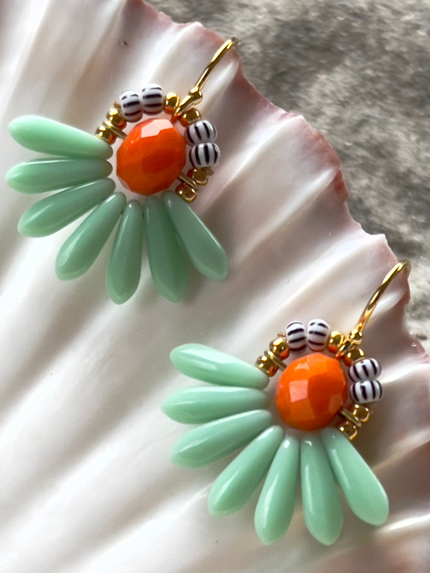Mini blomsterørering med mintgrønne dråbe glasperler og lille orange glasperle
