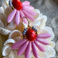 Flot blomster ørering af sjældne rosa glasperler.
