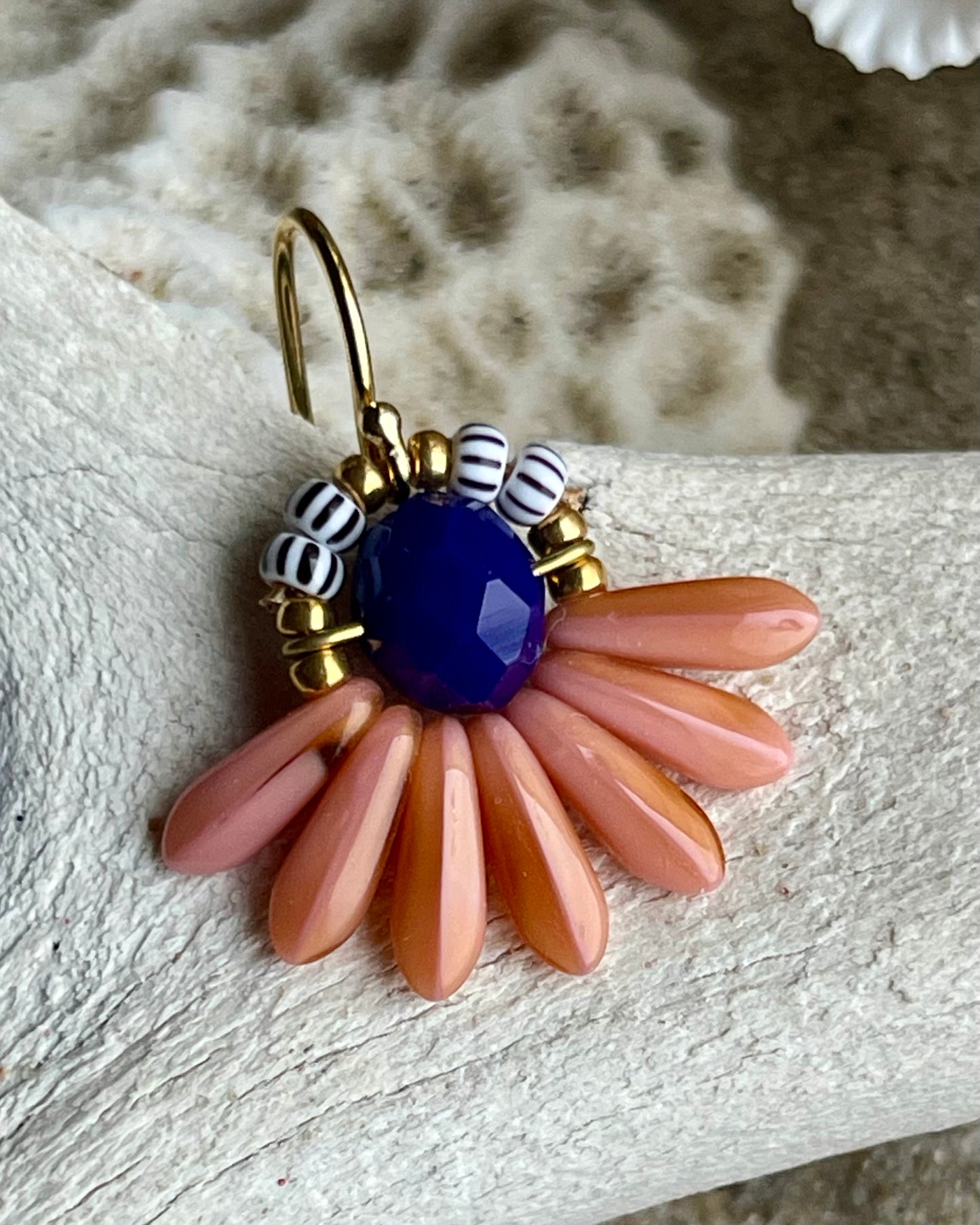 Mini blomsterørering med flotte gammelrosa dråbe glasperler og mørk blå glasperle