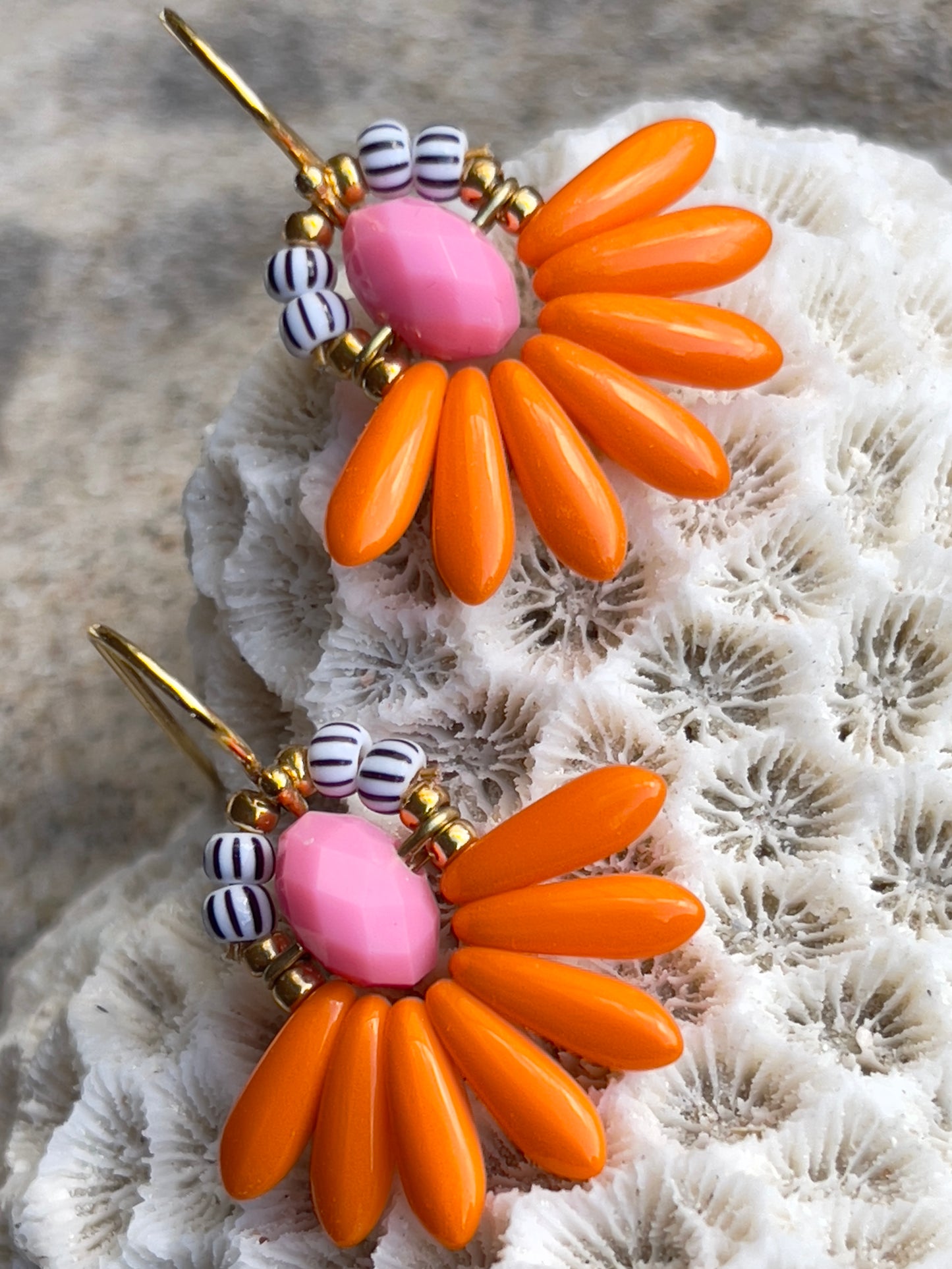 Mini blomsterørering med orange dråbe glasperler og lille lyserød perle