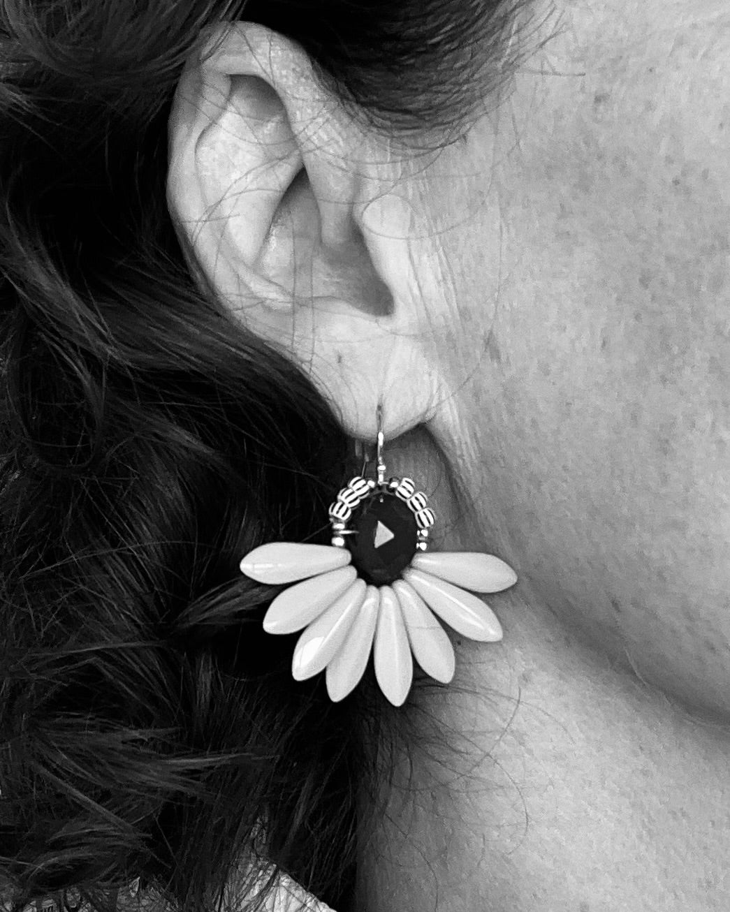 Stor grøn blomsterørering med flot rød glasperle