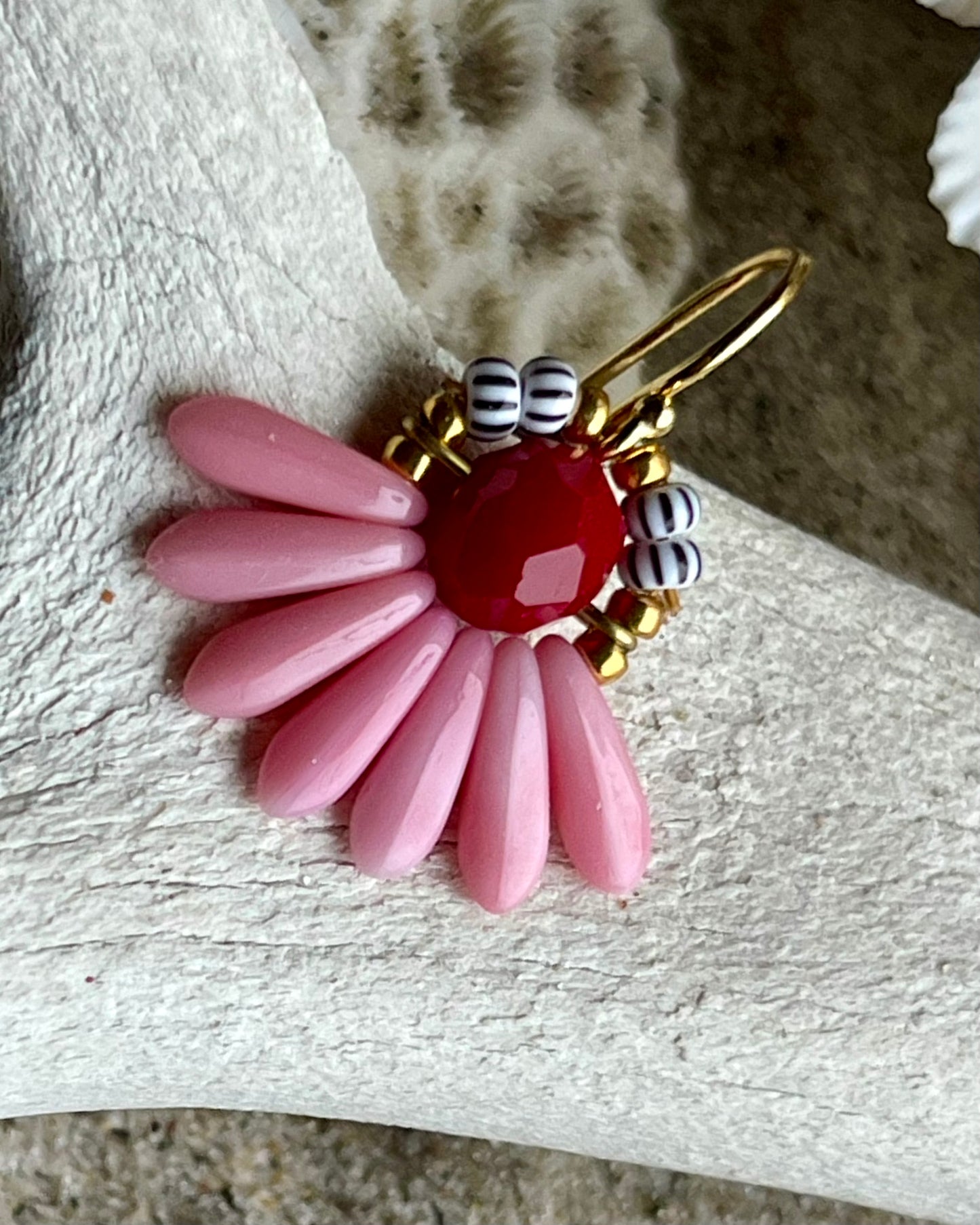 Mini blomsterørering med rosa dråbe glasperler og mørkerød glasperle