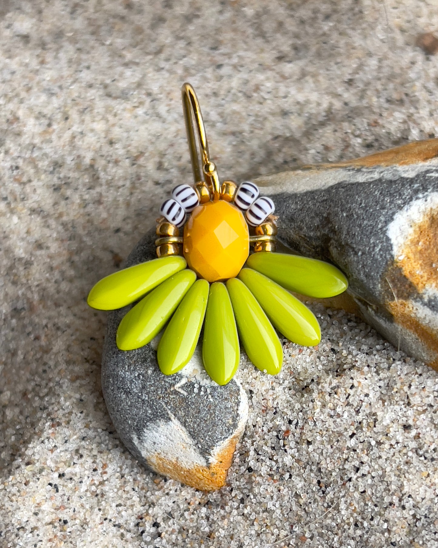 Mini blomsterørering med lime grønne dråbe glasperler og flot mangofarvet glasperle