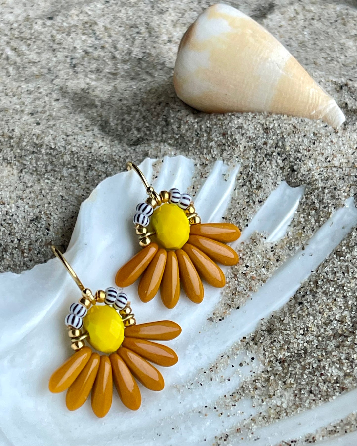 Mini blomsterørering med okkergule dråbe glasperler og lille gul glasperle
