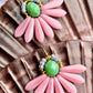 Stor blomster ørering med grøn glasperle og sjældne rosa glasperler