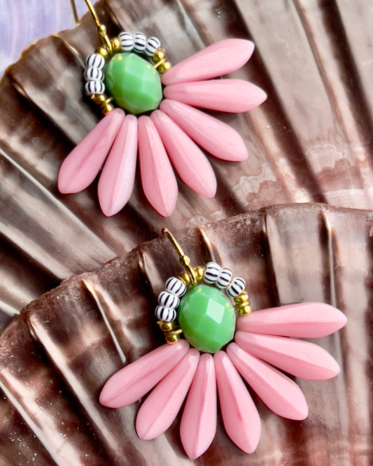 Stor blomster ørering med grøn glasperle og sjældne rosa glasperler