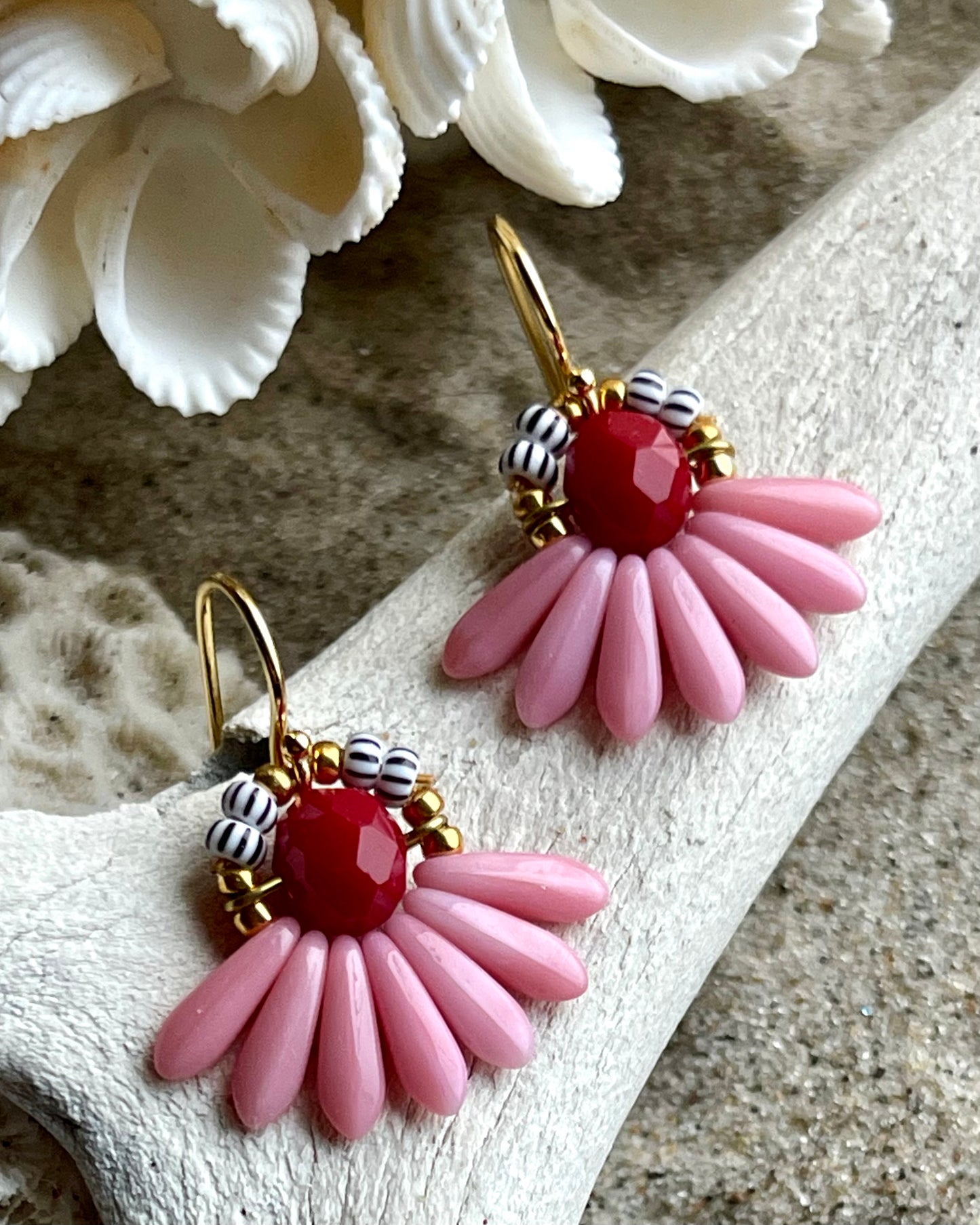 Mini blomsterørering med rosa dråbe glasperler og mørkerød glasperle