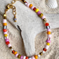Armbånd med store Seed Beads i lækre rosa og orange farver og små ferskvandsperler
