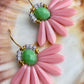 Stor blomster ørering med grøn glasperle og sjældne rosa glasperler