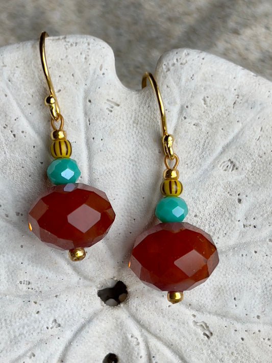 Ørering med flot stor brun glasperle, lille grøn glasperle og seed beads