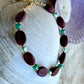 Kaffebønne-armbånd lavet med smukke brune glasperler, kombineret med seed beads og små glasperler i lækre grønne nuancer, der giver et naturligt og elegant look.
