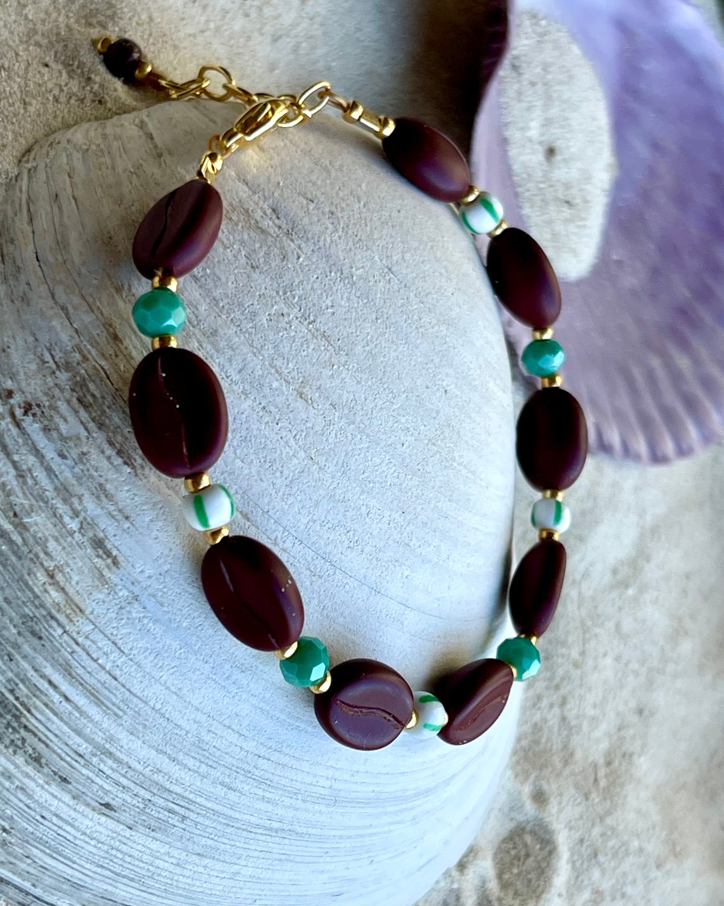 Kaffebønne-armbånd lavet med smukke brune glasperler, kombineret med seed beads og små glasperler i lækre grønne nuancer, der giver et naturligt og elegant look.